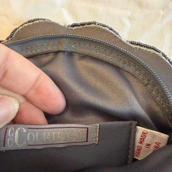 Elegant Silver Shell Evening Clutch - Picture 6 of 7